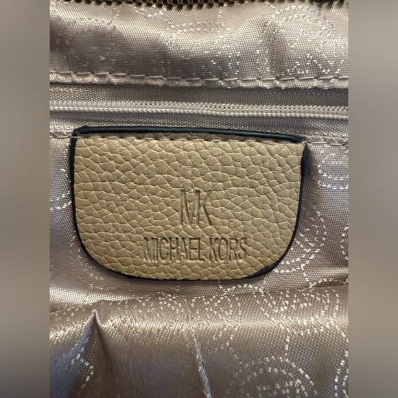 🔥Michael Kors Tan Leather Shoulder Bag for Spring with 3 Compartments - Picture 10 of 10